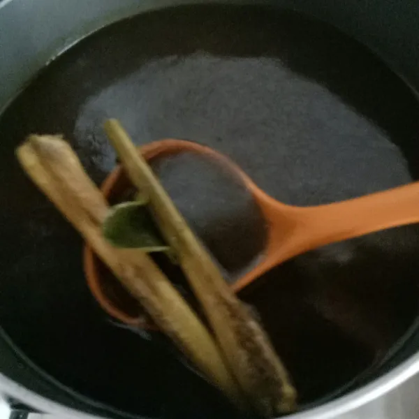 Masukkan bumbu halus ke air kaldu.