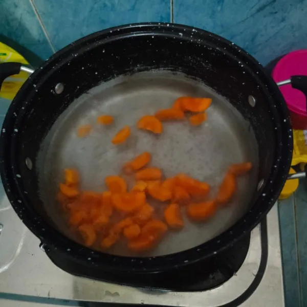 Setelah air mendidih, masukan wortel.