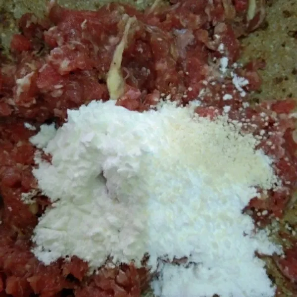 Tambahkan daging sapi giling dan tepung maizena, aduk rata.
