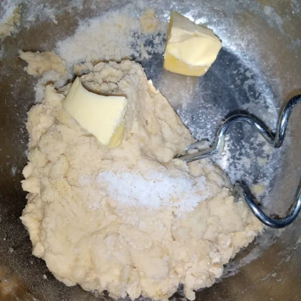 Setelah kalis, masukkan butter dan garam.