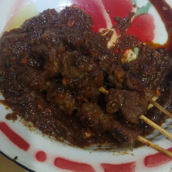 Siapkan bumbu kacang dan beri kecap manis. Angkat sate yang matang lalu balur dengan bumbu sajikan dengan acar selamat mencoba.