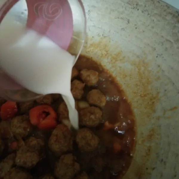 Tuang larutan maizena, aduk dan masak hingga meletup-letup.