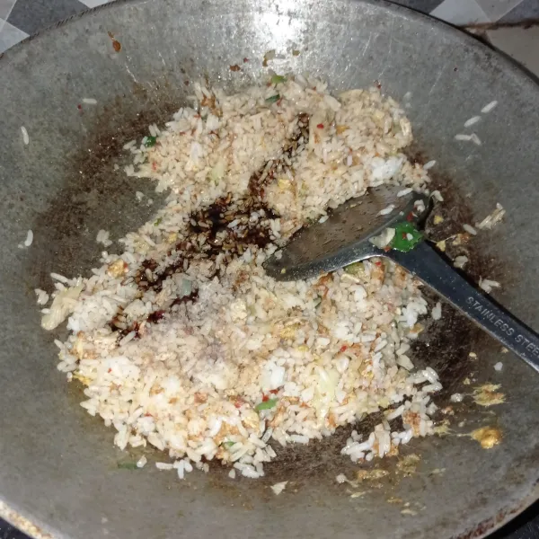 Bumbui garam, lada bubuk, kaldu bubuk dan kecap manis. Aduk terus sampai rata, masak sampai matang.