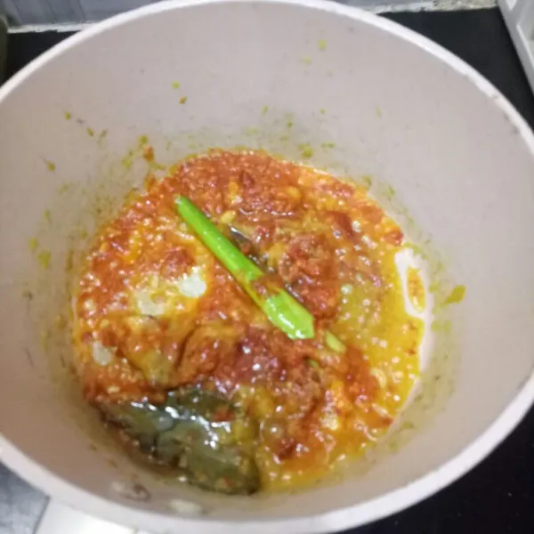 Tumis bumbu sampai harum.
