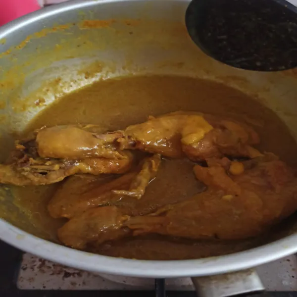 Rebus ayam hingga air menyusut dan empuk, sesekali ayam dibalik agar matang merata, kemudian tiriskan, simpan dalam wadah tertutup.