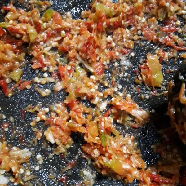 Haluskan bahan sambel korek (cabai rawit merah, bawang merah, bawang putih, dan garam).