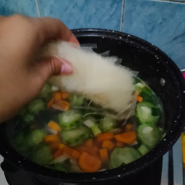 Setelah sayur matang dan kompor sudah dimatikan, masukkan soun yang sudah dicuci.