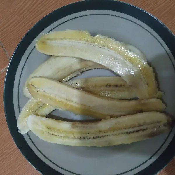 Belah pisang menjadi 2 bagian