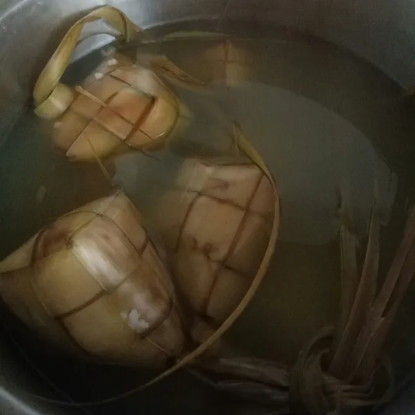 Membuat ketupat : cuci beras, lalu masukkan ke kulit ketupat hingga setengah, lalu rebus hingga matang (pakai metoda 5:30:10).