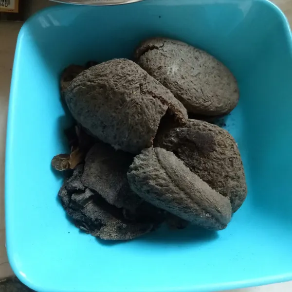 Kupas kluwek ambil isinya dan rendam kluwek dalam air panas hingga lunak.