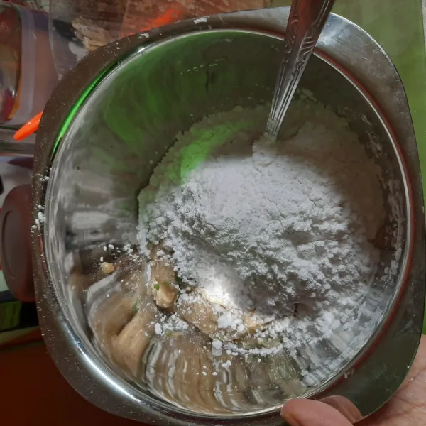 Masukkan adonan yang telah di chopper ke dalam bowl lalu tambahkan tepung tapioka, gula, garam dan lada aduk sampai semua tercampur rata.