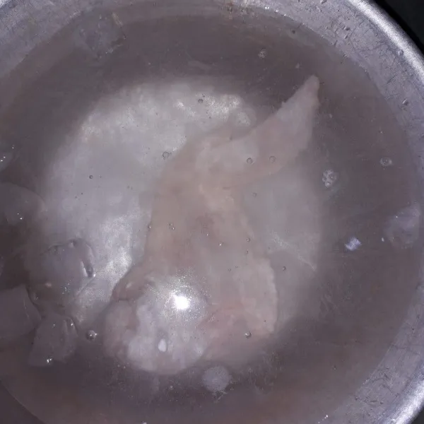 Lalu celupkan ayam yang sudah dilumuri tepung bumbu ke dalam air es.