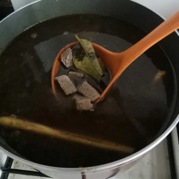 Masukkan daging, koreksi rasa.