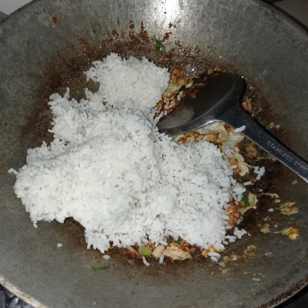 Masukkan juga nasi, aduk hingga tercampur rata.