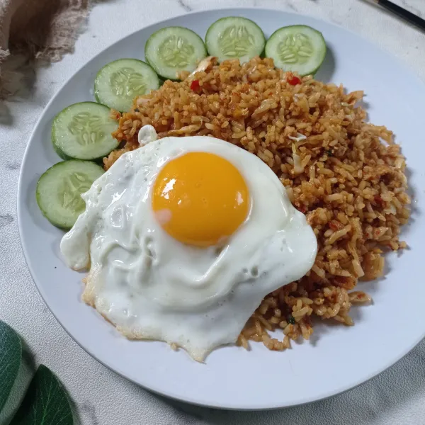 Sajikan dengan pelengkap timun dan telur ceplok.