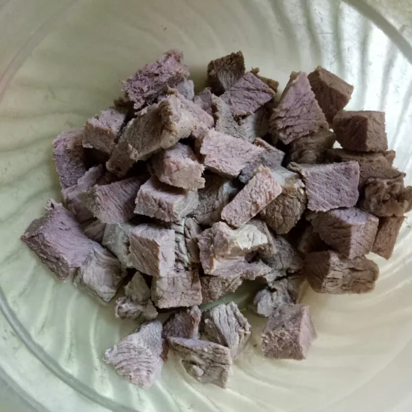 Sisihkan daging lalu potong agak kecil.