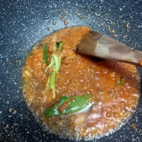 Tumis bumbu halus sampai harum,masukkan daun salam, lengkuas dan sereh. Aduk rata.