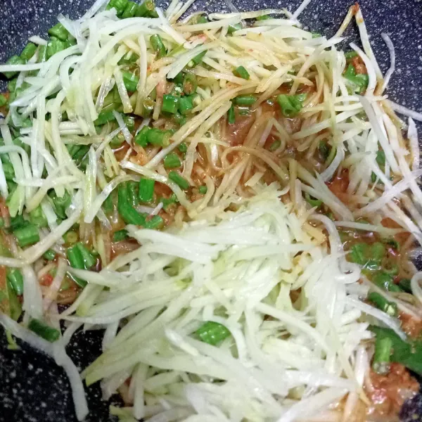 Masukkan labu siam dan kacang panjang. Masukan air, aduk-aduk merata dan biarkan sampai layu.