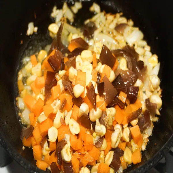 Tambahkan wortel, jagung, dan jamur kuping, tumis.