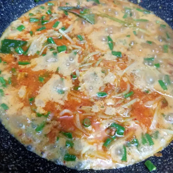 Tuangkan santan, gula dan garam, aduk rata dan masak dengan api kecil hingga kuah mendidih dan santan matang. Koreksi rasa, sesuaikan garam dan gulanya. Angkat dan sajikan dengan lontong dan menu lainnya.