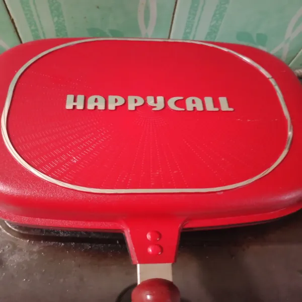 Tutup panggangan kurang lebih selama 3 menit, balik panggangan olesi ikan dengan bumbu lakukan berulang hingga matang dan sajikan.