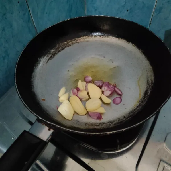 Siapkan wajan dan panaskan minyak sebentar. Tumis bawang merah dan bawang putih secara terpisah selagi menunggu sayuran matang.