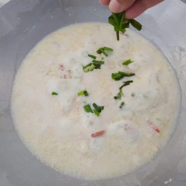 Setelah mendidih, masukkan potongan daun bawang, masak sebentar. Sajikan, tambahkan bawang goreng biar makin nikmat.