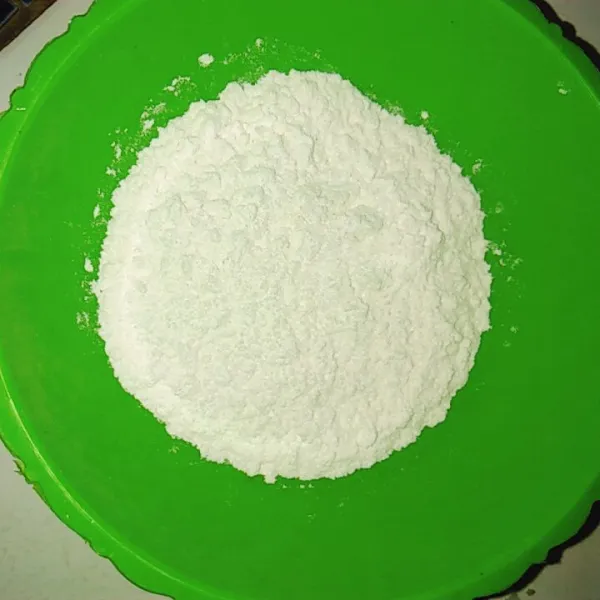 Siapkan campuran 3 sdm tepung terigu dan 2 sdm tepung beras, kemudian beri penyedap rasa atau garam dan air secukupnya.