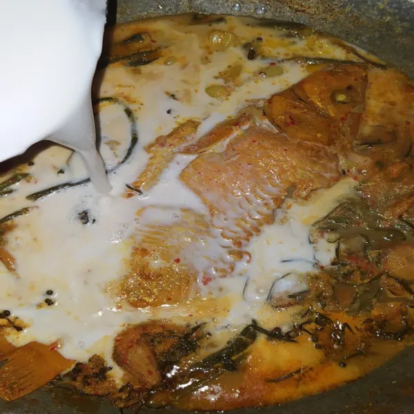 Setelah itu tambahkan santan, masak hingga kuahnya meresap dan tidak perlu diaduk supaya ikan tidak hancur.
