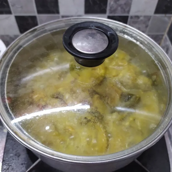 Tambahkan air dan garam, lalu masak sambil ditutup dengan api sedang. Sesekali diaduk sambil koreksi rasa sesuai selera, masak sampai meresap dan kuah menyusut. Jika kurang empuk, tambahkan air dan ungkep lagi sampai empuk.