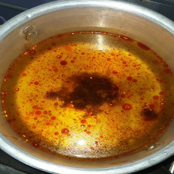 Siapkan 200 ml air dalam panci, lalu tuang bumbu ramen yang sudah ditambah bawang putih tadi ke dalam panci. Nyalakan api, masak hingga mendidih.