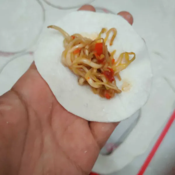 Beri isian tauge jeletot