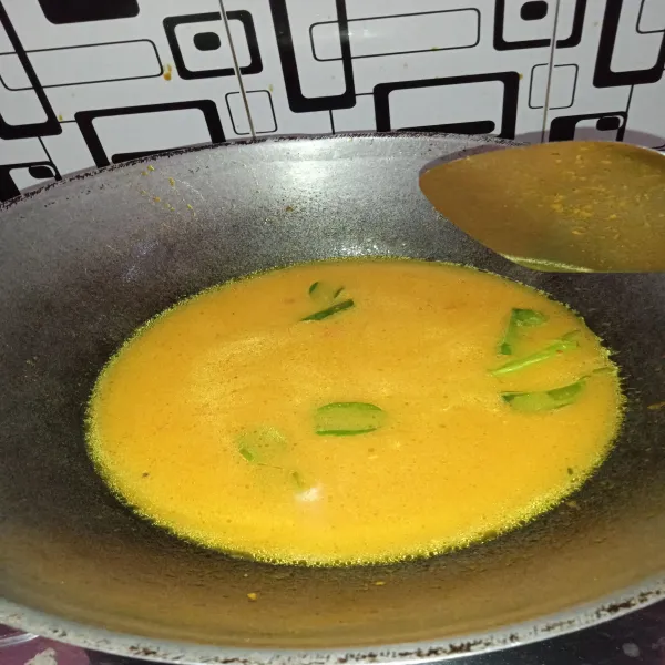 Tambahkan air, garam, penyedap rasa, dan gula pasir. Tunggu mendidih.