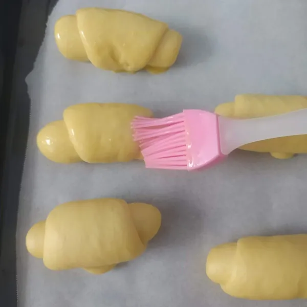 Setelah mengembang, olesi permukaan dengan susu cair. Kemudian panggang dalam oven sampai matang. Sebelum roti dimasukkan, oven dipanaskan terlebih dahulu. Untuk suhu dan waktu sesuaikan dengan oven masing-masing.