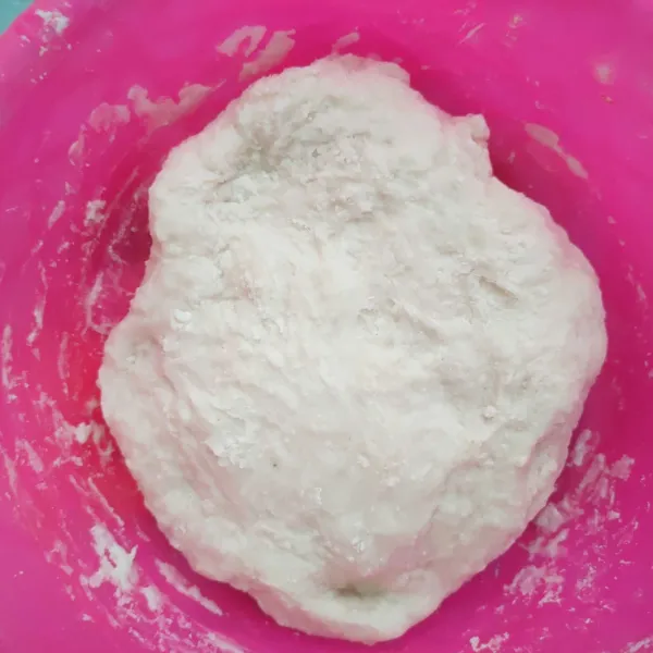 Campurkan semua bahan kering di bahan utama. Beri sedikit demi sedikit air mendidih, campurkan dengan sendok. Jika sudah hangat, uleni dengan tangan hingga mudah dibentuk.