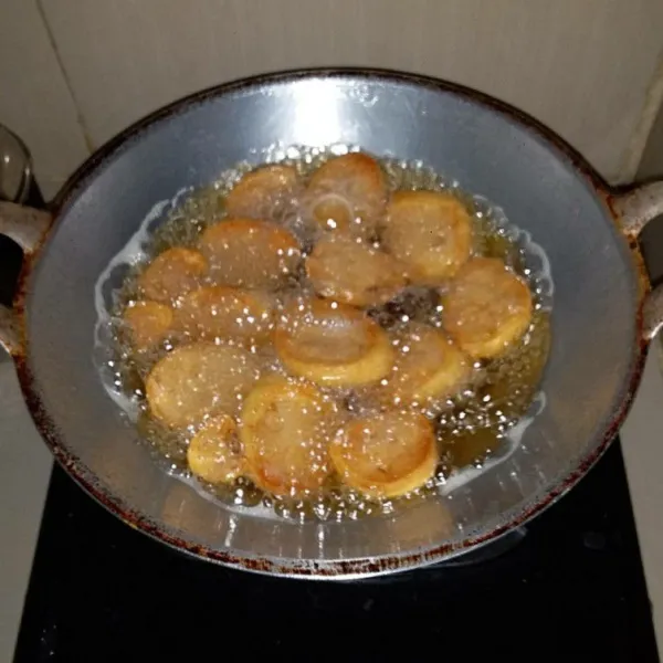 Goreng egg chicken roll dalam minyak panas hingga berwarna golden brown. Angkat dan tiriskan.