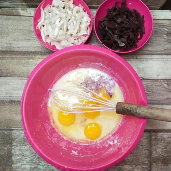 Masukkan telur, bawang merah, dan bawang putih. Kocok rata.