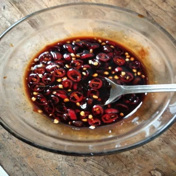 Campur semua bahan saus.