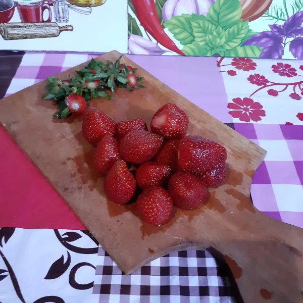Cuci strawberry. Buang bagian daunnya.