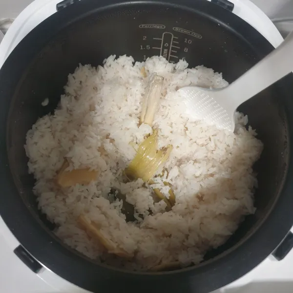 Setelah nasi matang, biarkan 10 menit kemudian aduk perlahan.
