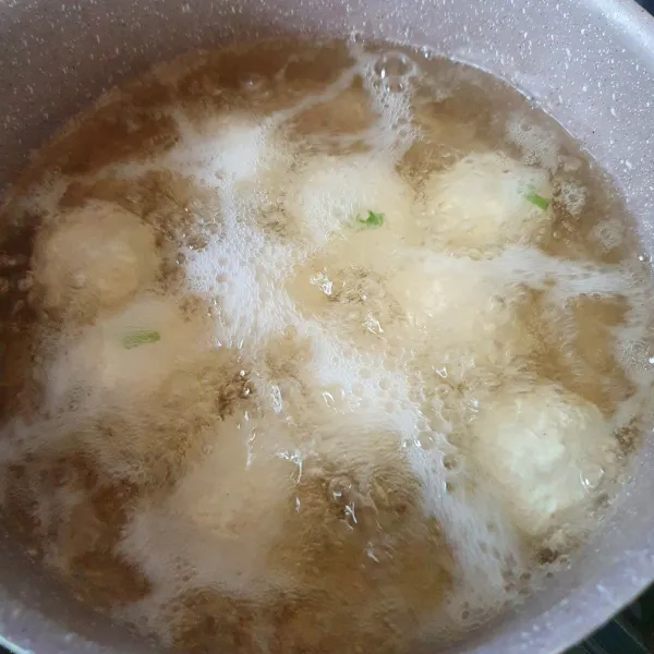 Goreng dalam minyak banyak dengan api sedang hingga kecoklatan.