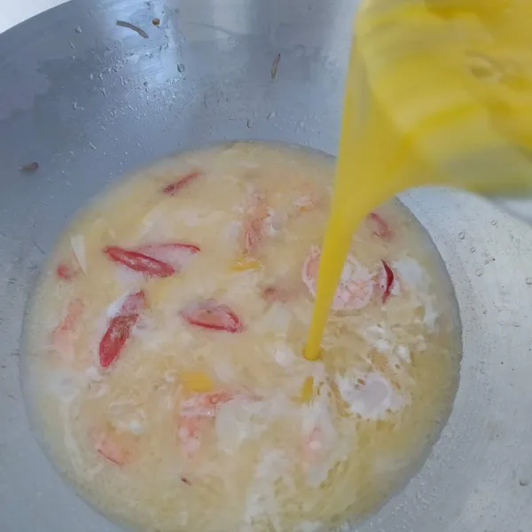 Kocok lepas telur ayam, kemudian masukkan kedalam santan cair yang sudah mendidih. Orak Arik perlahan supaya tidak hancur.