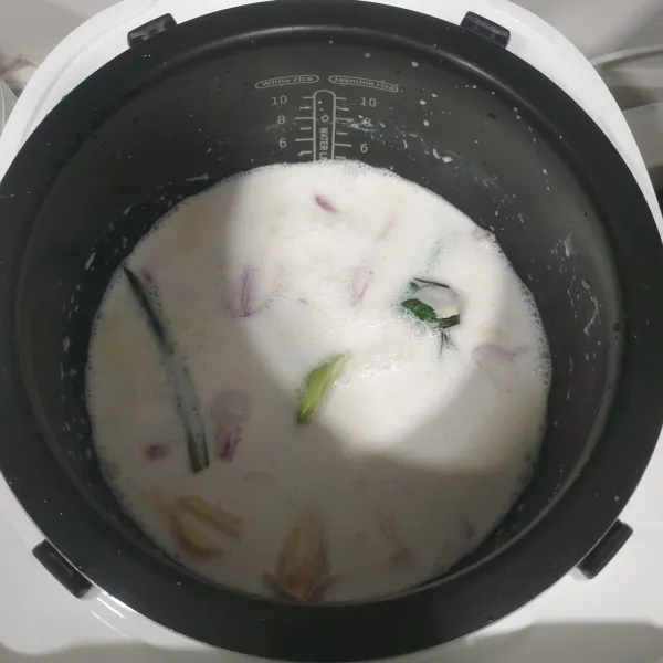 Masak nasi hingga matang.