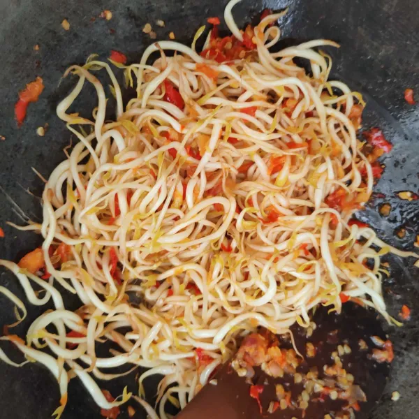 Oseng bumbu hingga wangi, masukan tauge, bumbui, masak hingga matang.
