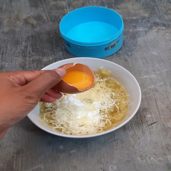 Tambahkan putih telur, kemudian aduk hingga rata dan kalis.
