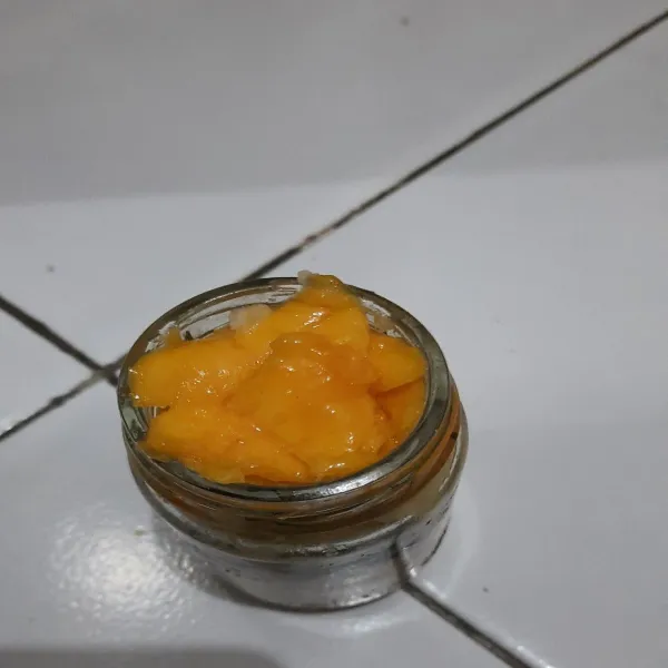Untuk layer terakhir tambahkan irisan buah mangga