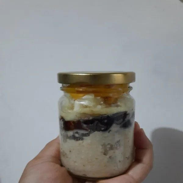 Lalu tutup jar, dan simpan semalaman dalam kulkas. Pagi hari sebelum disajikan untuk buah hati, istirahatkan dulu 30 menit di suhu ruang agar tidak terlalu dingin.