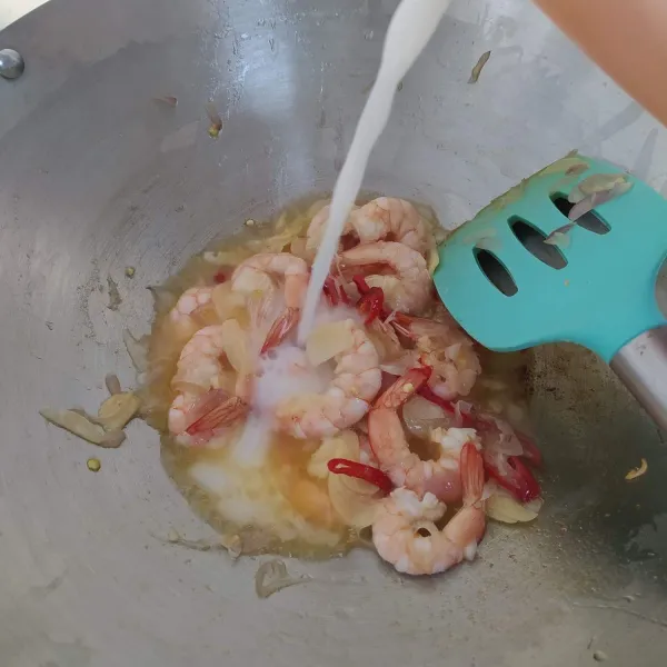 Tambahkan santan cair. Masak hingga mendidih.
