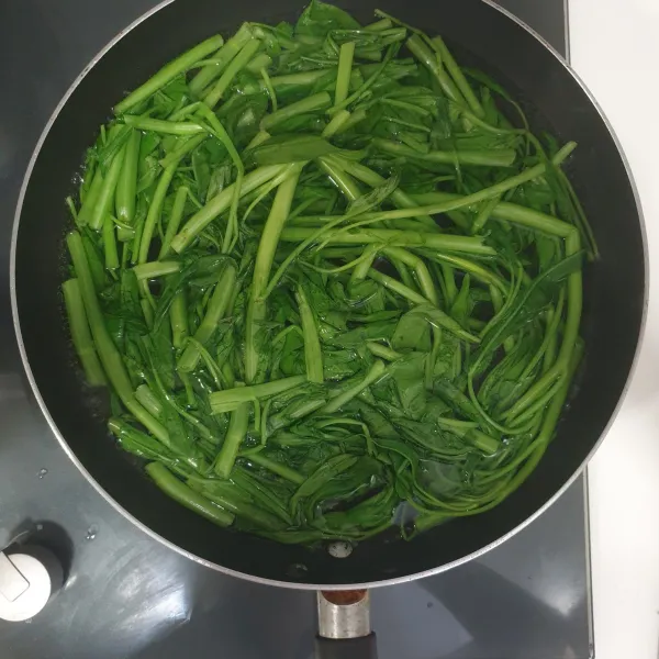 Masukan kangkung, rebus selama 15 detik.