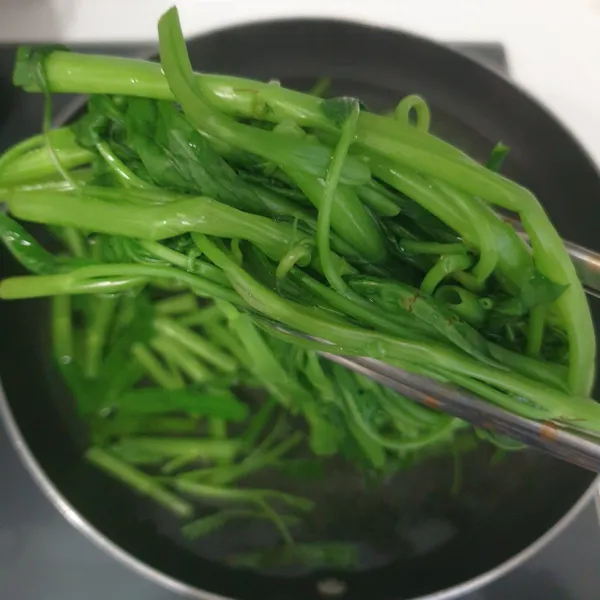 Angkat kangkung dan peras sedikit